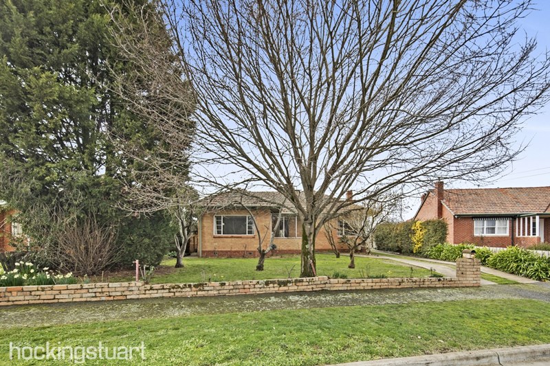 8 Muir Crescent, Newington VIC 3350 Allhomes