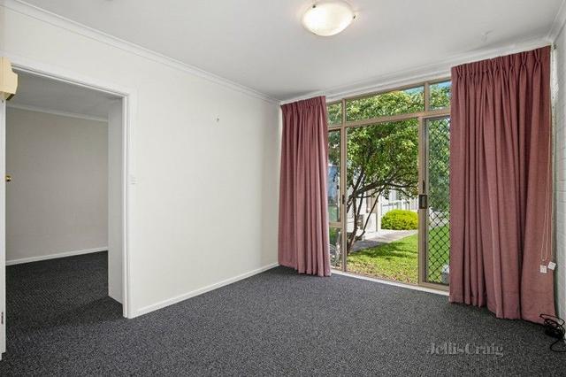 2/40 Chifley Avenue, VIC 3018