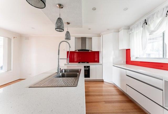 8 Elmar Court, VIC 3061