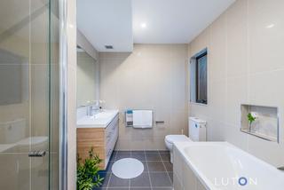 Main Bathroom (2018-08-22)