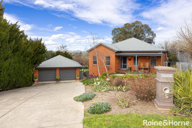 5 Jenolan Place, NSW 2650