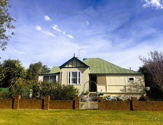 9 Young Street, NSW 2810