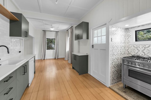 10 Arnold Street, QLD 4121