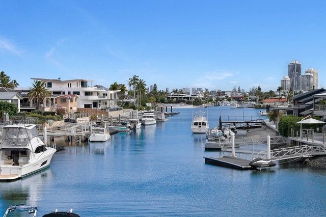 1/6 Runaway Bay Avenue, QLD 4216