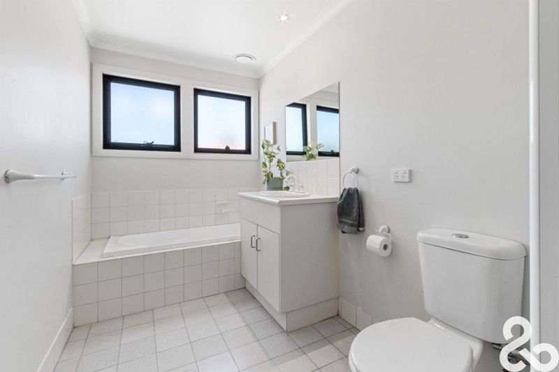 https://images.allhomes.com.au/property/photo/e40701300a2d3bdc17e01ffb3e18cb7e_hd.jpg