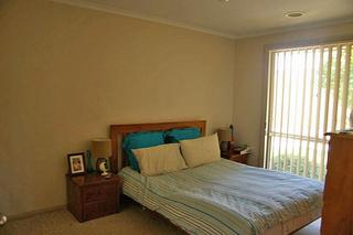 Bedroom (2010-12-01)