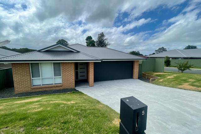 5 Moresby Street, NSW 2541