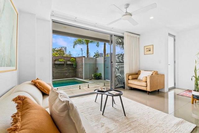 2/30 Coolangatta Road, QLD 4225