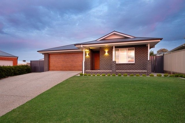 10 Lallal Place, NSW 2650