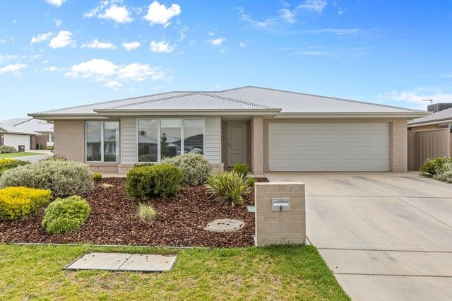 8 Billabong Crescent, NSW 2650