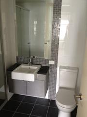 Bathroom (2011-12-14)
