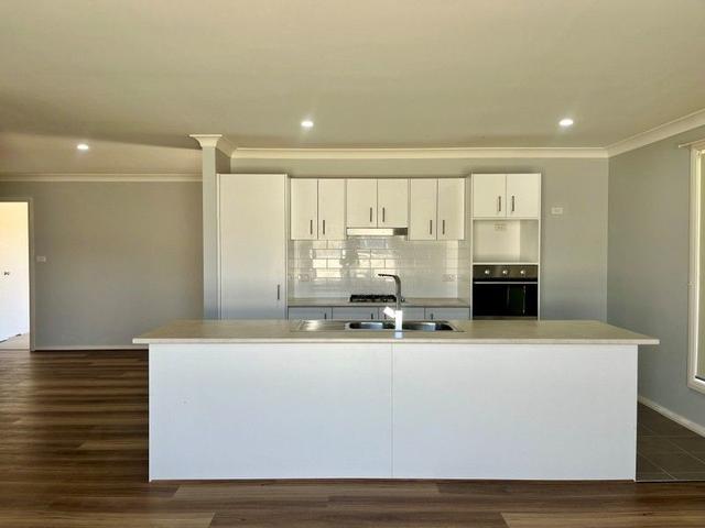 14 Reginald Dr, NSW 2352