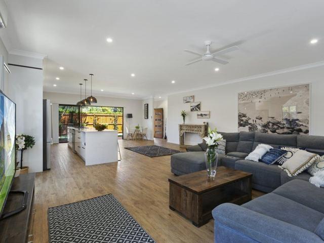 2/105 Cobai Drive, QLD 4213