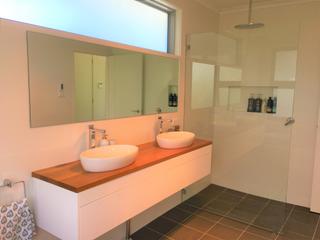 Upstairs bathroom (2017-11-02)