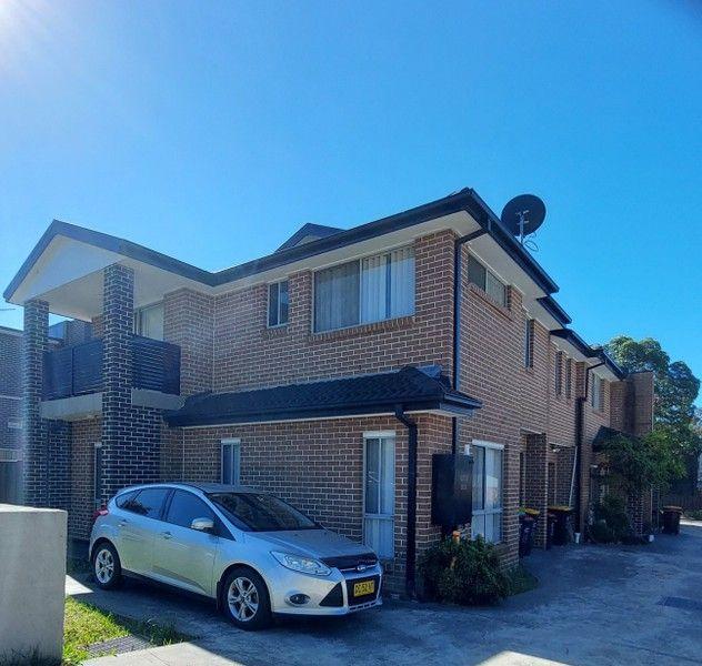 1/8 Holland  Crescent, NSW 2170