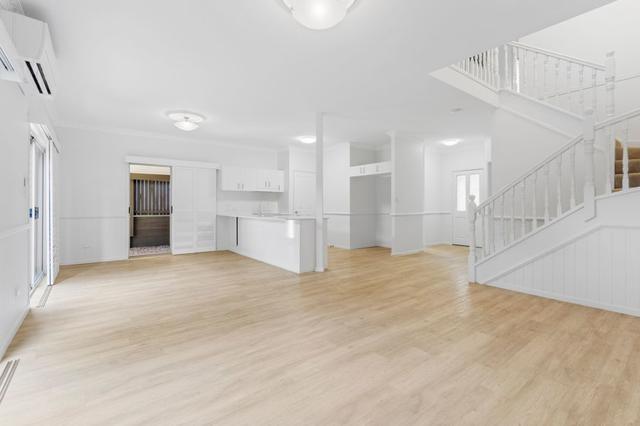 2/8 Poet St, QLD 4121