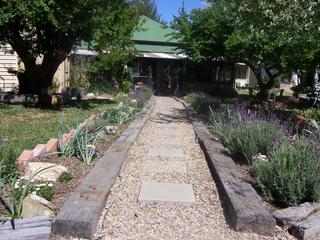 Garden Path (2008-05-10)
