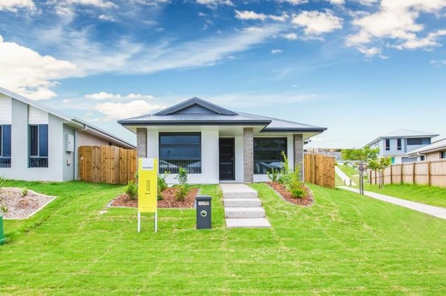 8 Moonstone Street, QLD 4209