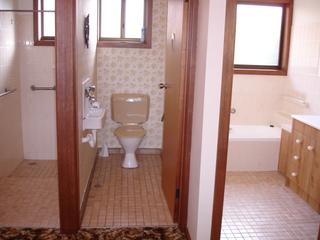 Bathroom (2009-04-24)