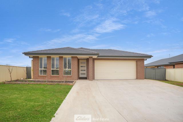 2 Hall Crescent, NSW 2680
