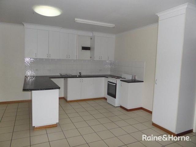 2/240 Shakespeare Street, QLD 4740