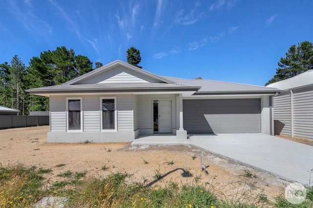 10 Oaktree Lane, VIC 3363