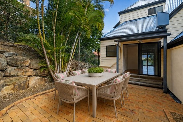 2/16 Glassey Street, QLD 4059